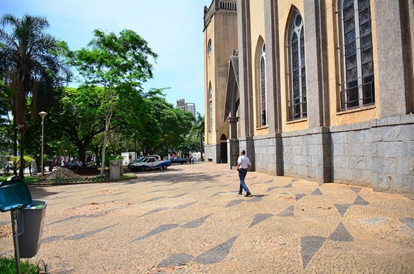 Proibido o estacionamento de veículos na Praça da Matriz 