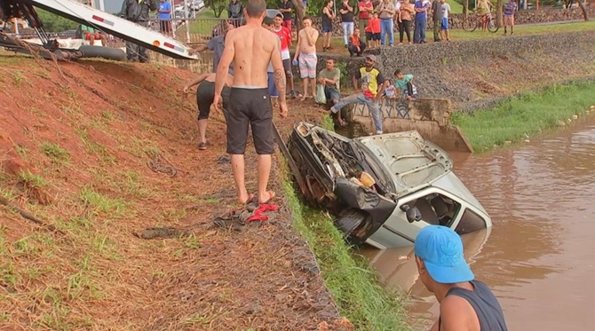 Motorista perde direção e carro cai na represa de Rio Preto 