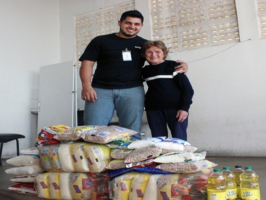 Aposentada doa 121 quilos de alimentos para Santa Casa