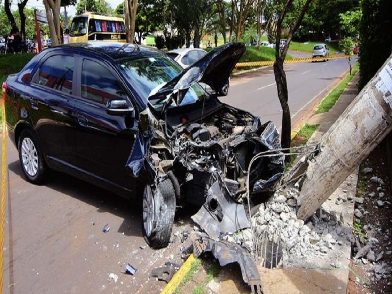 Mulher bate carro em poste em avenida de Araçatuba