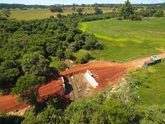 Construção de nova ponte no Córrego Piedade na divisa com Álvares Florence