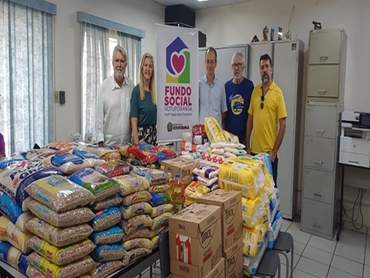 Encontro de Carros Antigos repassa alimentos ao Fundo Social