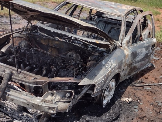 Carro é destruído por fogo em Américo de Campos