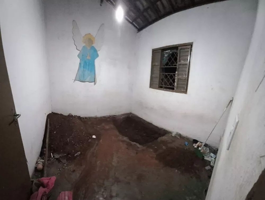 Mãe encontra corpo da filha enterrado em quarto 