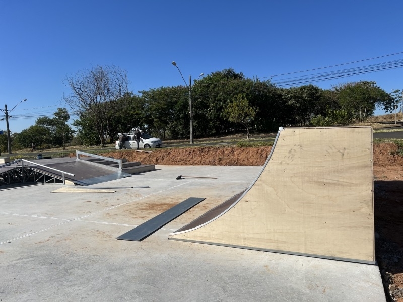 Prefeitura inicia instalação de nova pista de skate no Monte Verde