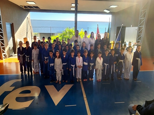 Alunos do Colégio Unifev trocam de faixas no judô