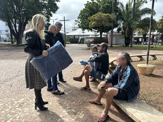Fundo Social e Direitos Humanos entregam cobertores e agasalhos