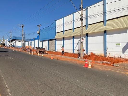 Calçamento da Av. Emílio Arroyo Hernandes em novo trecho