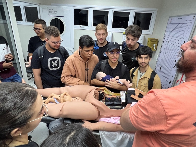 Computação e Mecânica da Unifev visitam laboratório de Medicina