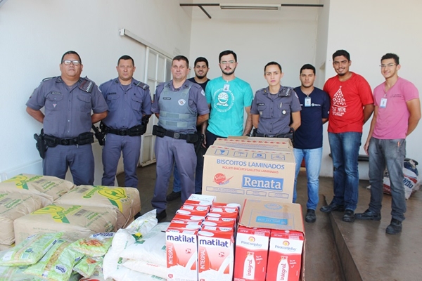 Polícia Militar arrecada 1,5 tonelada de alimentos pra Santa Casa