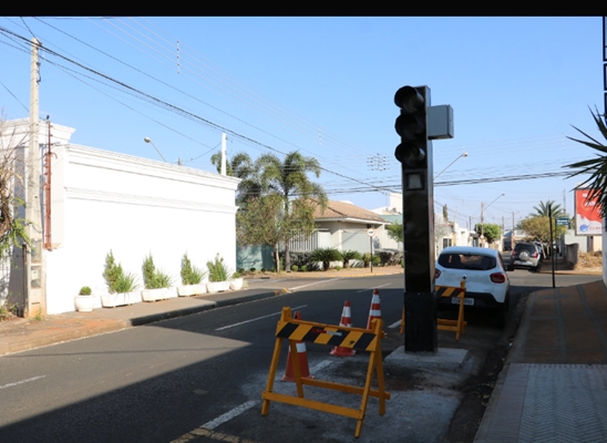 Novo semáforo na rua Das Bandeiras começa a funcionar