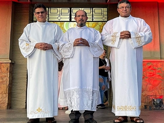 Bispo ordena 3 novos diáconos em Votuporanga 