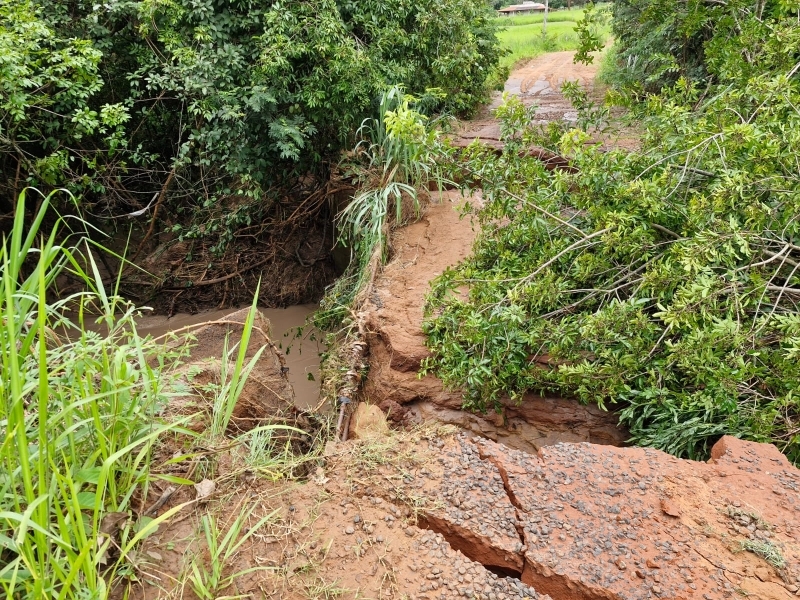 Chuva derruba ponte entre Votuporanga e Valentim Gentil