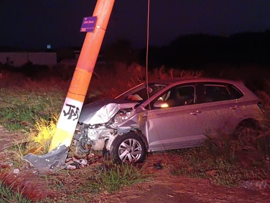 Carro colide com poste e motorista some