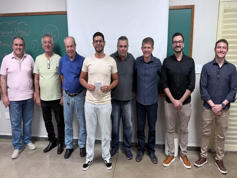 Excelência nos estudos rende premiação a aluno da Unifev