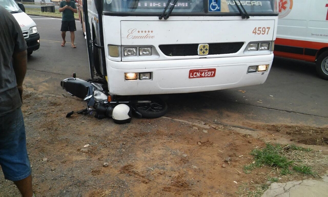 Grave acidente deixa motociclista enroscado em ônibus em Fernandópolis