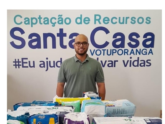 Médico mobiliza amigos e arrecada fraldas para a Santa Casa