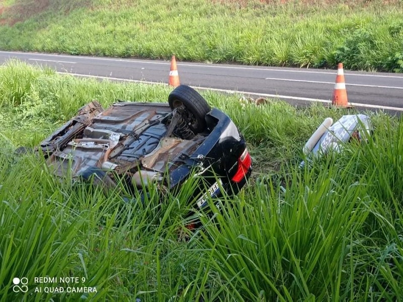 Carro sai da Euclides da Cunha e cai em valeta