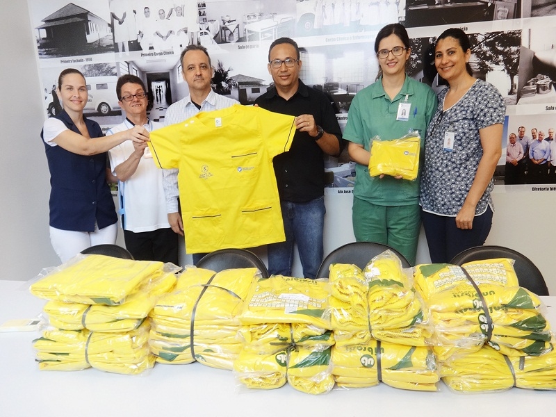 Igreja Batista doa uniformes para equipe da UTI da Santa Casa