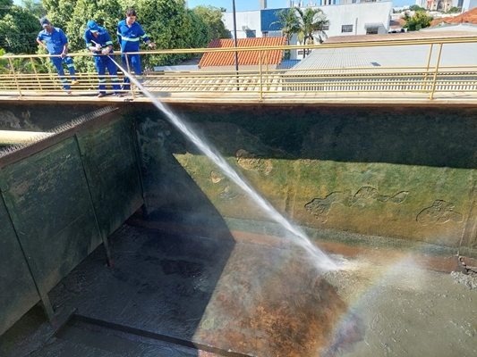 SAEV faz limpeza em sistema de tratamento de água 