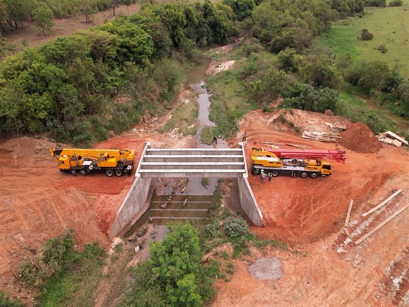 Fase final da reconstrução de ponte sobre o Córrego Boa Vista