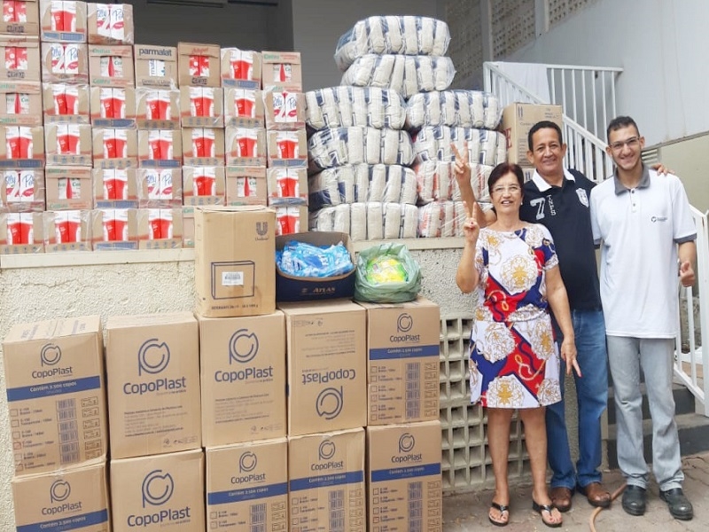 Casal doa mais de 860 kg de alimentos pra Santa Casa