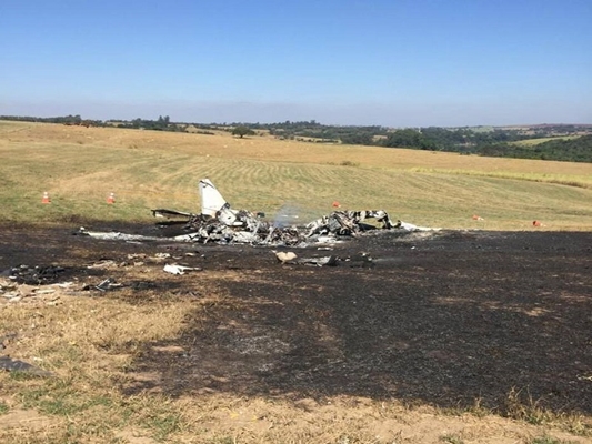 Dois pilotos morrem em queda de avião em Tietê