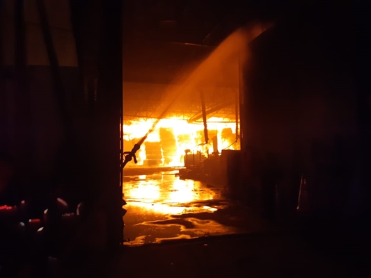 Fogo destrói fábrica de espuma em Votuporanga