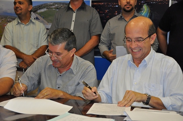 Prefeito assina contrato de R$ 5 milhões para conserto da Estrada do 27