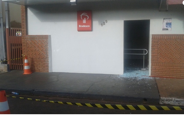 Ladrões roubam carro em Jales e explodem banco em Santa Albertina