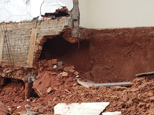 Escavação em terreno provoca interdição de 3 casas em Votuporanga