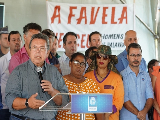 Carlão inaugura desfavelamento e anuncia mais 200 casas