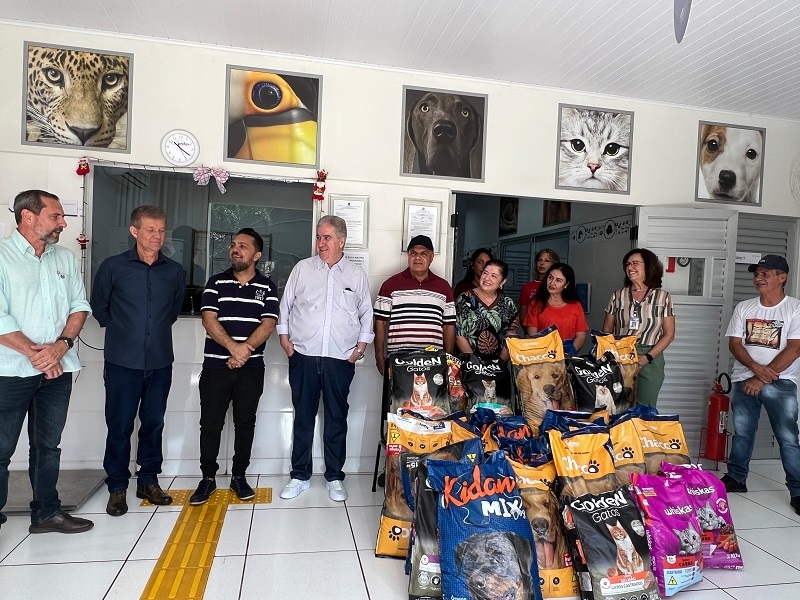 Unifev doa ração para ONGs protetores de animais