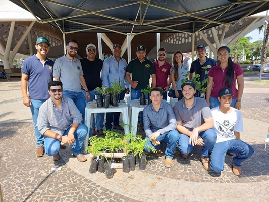 Agronomia UNIFEV entrega mudas no centro de Votuporanga