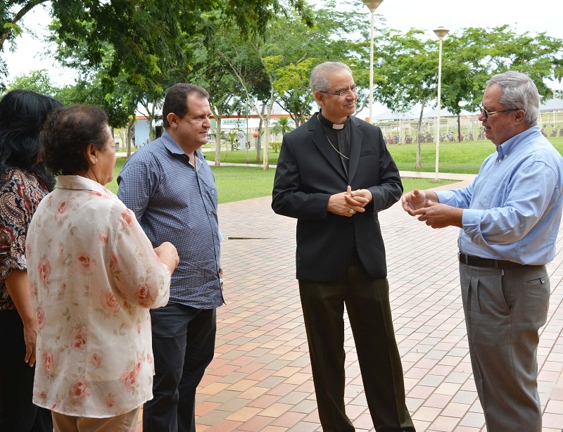 Dom Moacir e padre Gilmar visitam Cidade Universitária