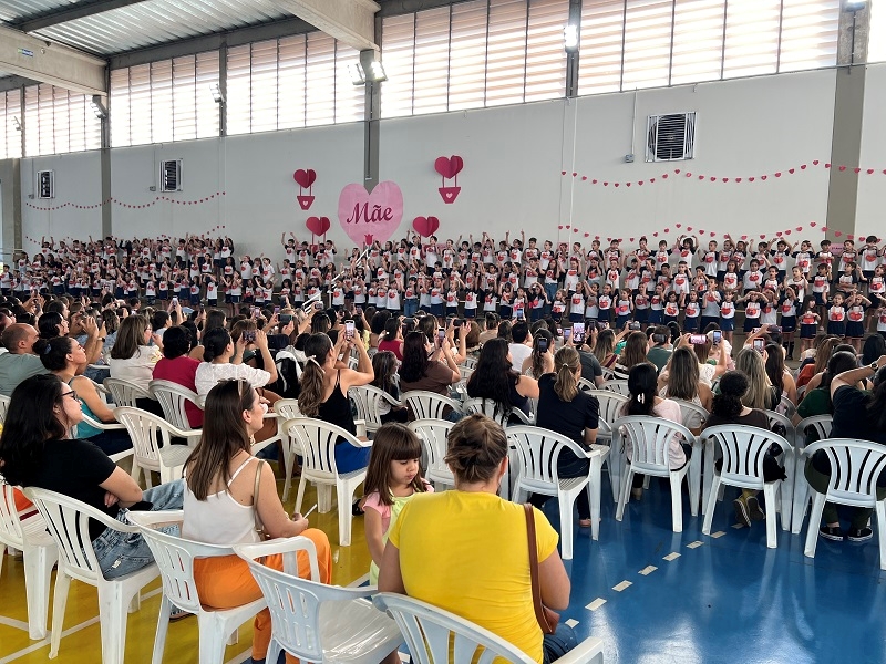 Alunos do Colégio Unifev emocionam mães 