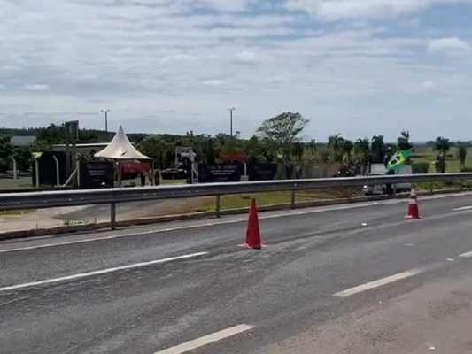 Manifestantes liberam rodovia e fazem concentração