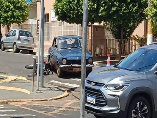 Carro na contramão colide contra moto 