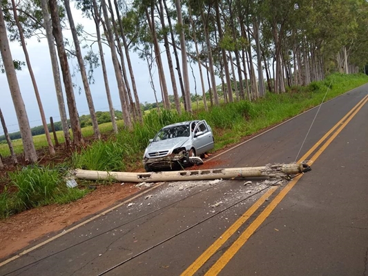 Carro colide e derruba poste em vicinal de Cosmorama