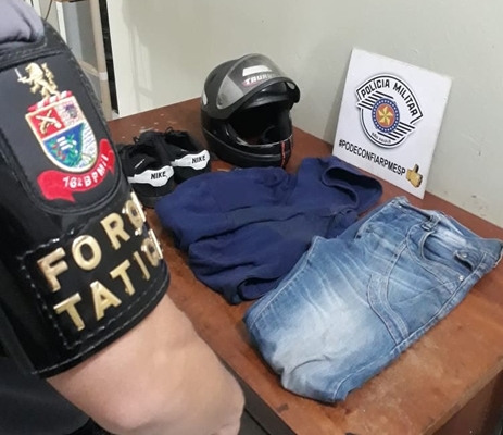 Ladrão é preso com roupas e moto usadas em roubos