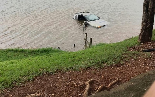 Carro sem motorista cai em represa de Monte Aprazível 