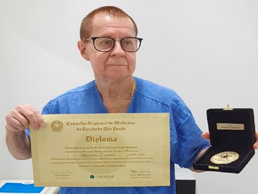 Médico de Votuporanga é homenageado por 50 anos de atividade