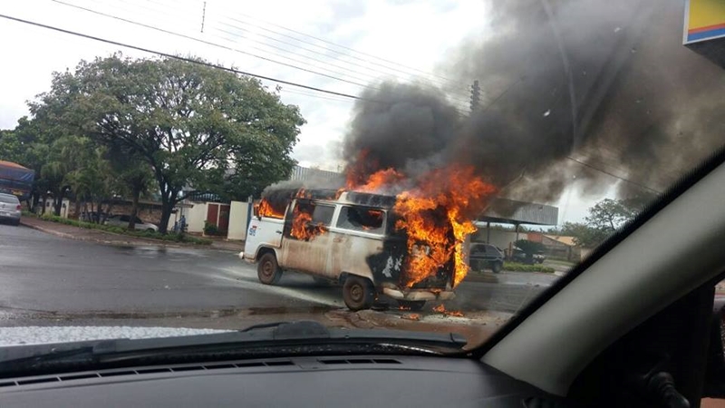 Kombi pega fogo em posto de combustíveis de Riolândia