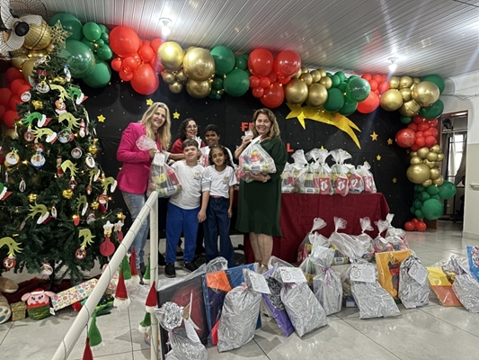 Fundo Social entrega cerca de 2 mil kits natalinos a famílias 