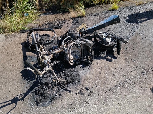 Moto foi arrastada e pegou fogo na Euclides da Cunha