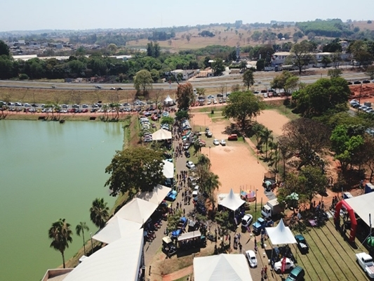 Encontro reúne 300 veículos antigos em Votuporanga