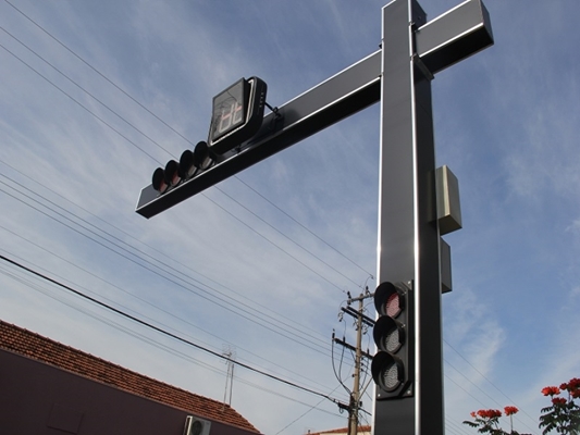 Prefeitura instala semáforo na rotatória da Av. Francisco Vilar Horta