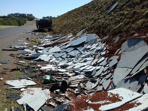 Caminhão tomba e derruba granito em rodovia perto de Fernandópolis