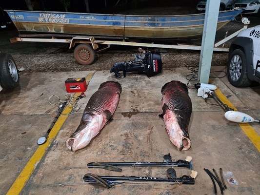 Polícia Ambiental pega homens matando peixes com arpão