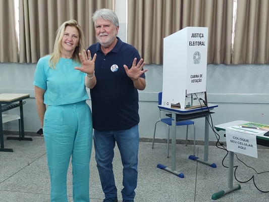 Jorge Seba e Rose durante votação 